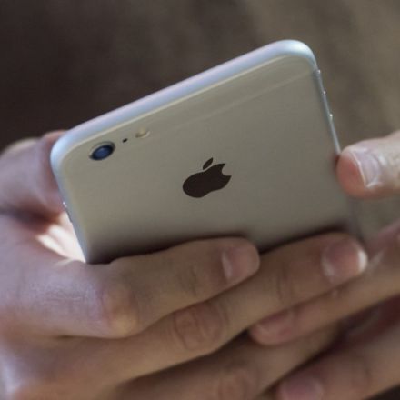 U.S. Probes Apple Over Updates That Slow Older iPhones