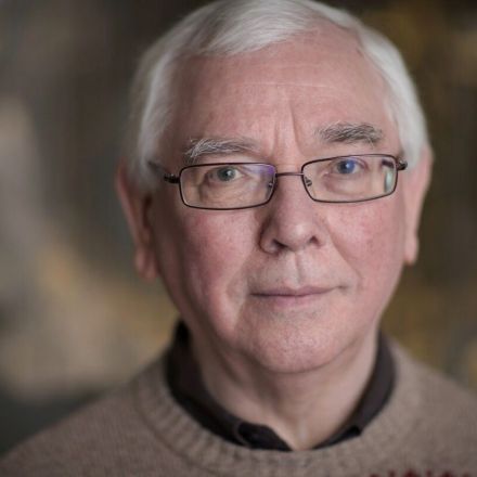 Terence Davies, filmmaker of the lyrical 'Distant Voices, Still Lives,' dies at the age of 77