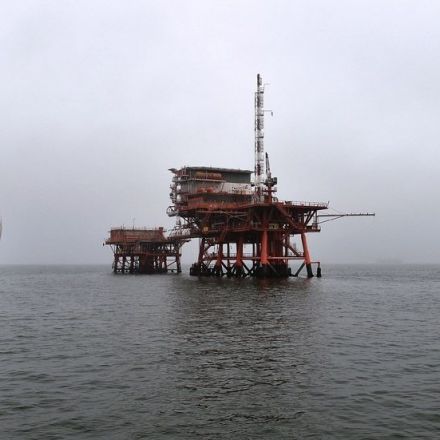Trump officials ease offshore drilling safety rule