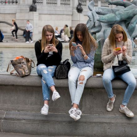 British teenagers among world's most extreme internet users, report says