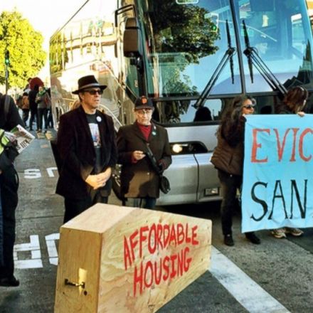 Buses carrying tech workers targeted outside San Francisco
