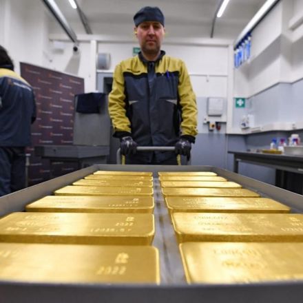 Russia has a $140 billion stockpile of gold, but no one wants to buy it