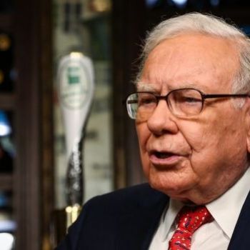 Warren Buffett Sees Most Newspapers as ‘Toast’ After Ad Decline