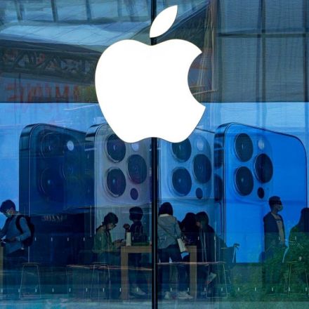 Apple sued by Chinese students over iPhone’s lack of cables