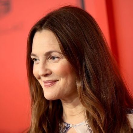 Drew Barrymore 'deeply apologizes' to the Writers Guild of America in an emotional video | CNN