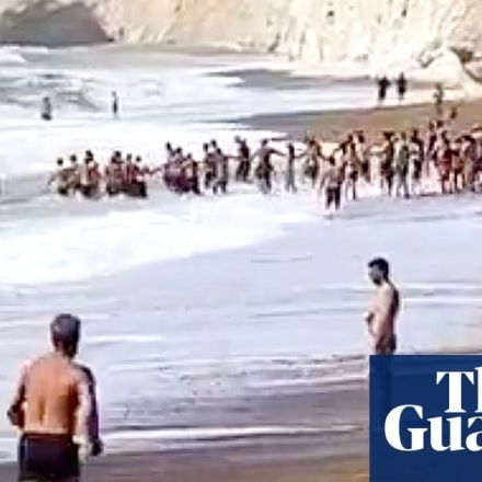 Beachgoers form human chain to rescue man in sea by Durdle Door